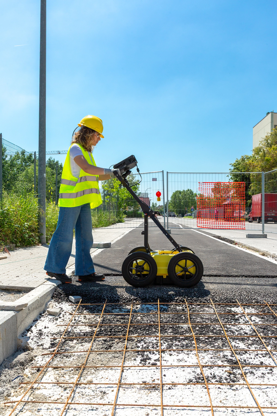 Leica DS4000 GPR being used