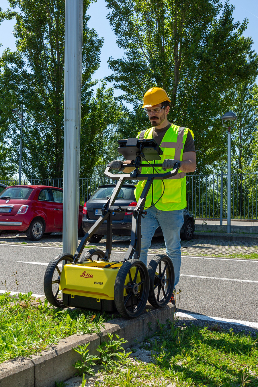 Leica DS4000 GPR being used