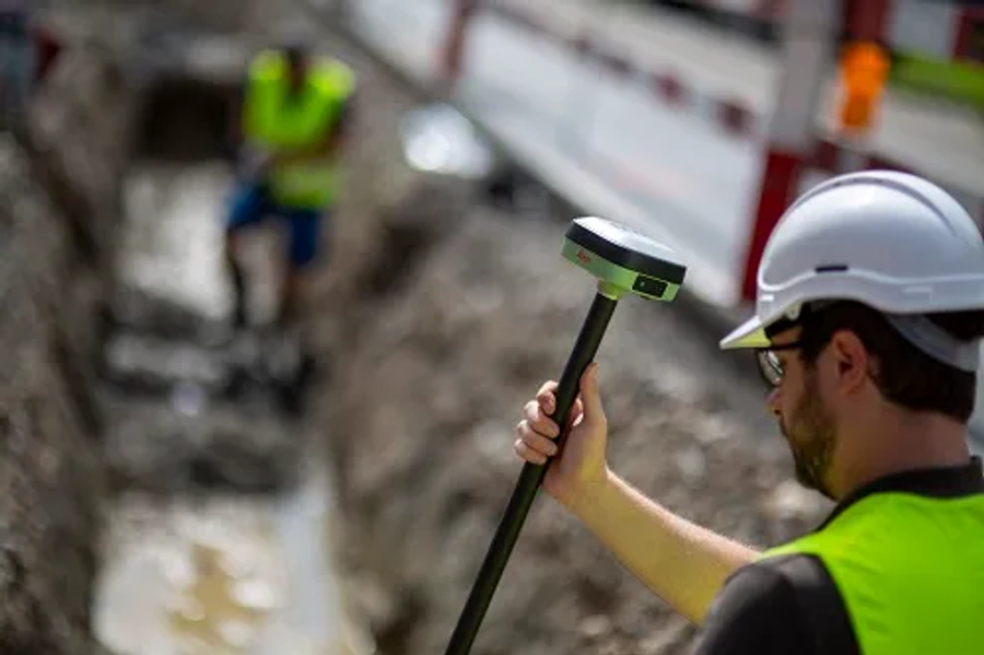 Leica GS05 can be used as a base or as an RTK rover